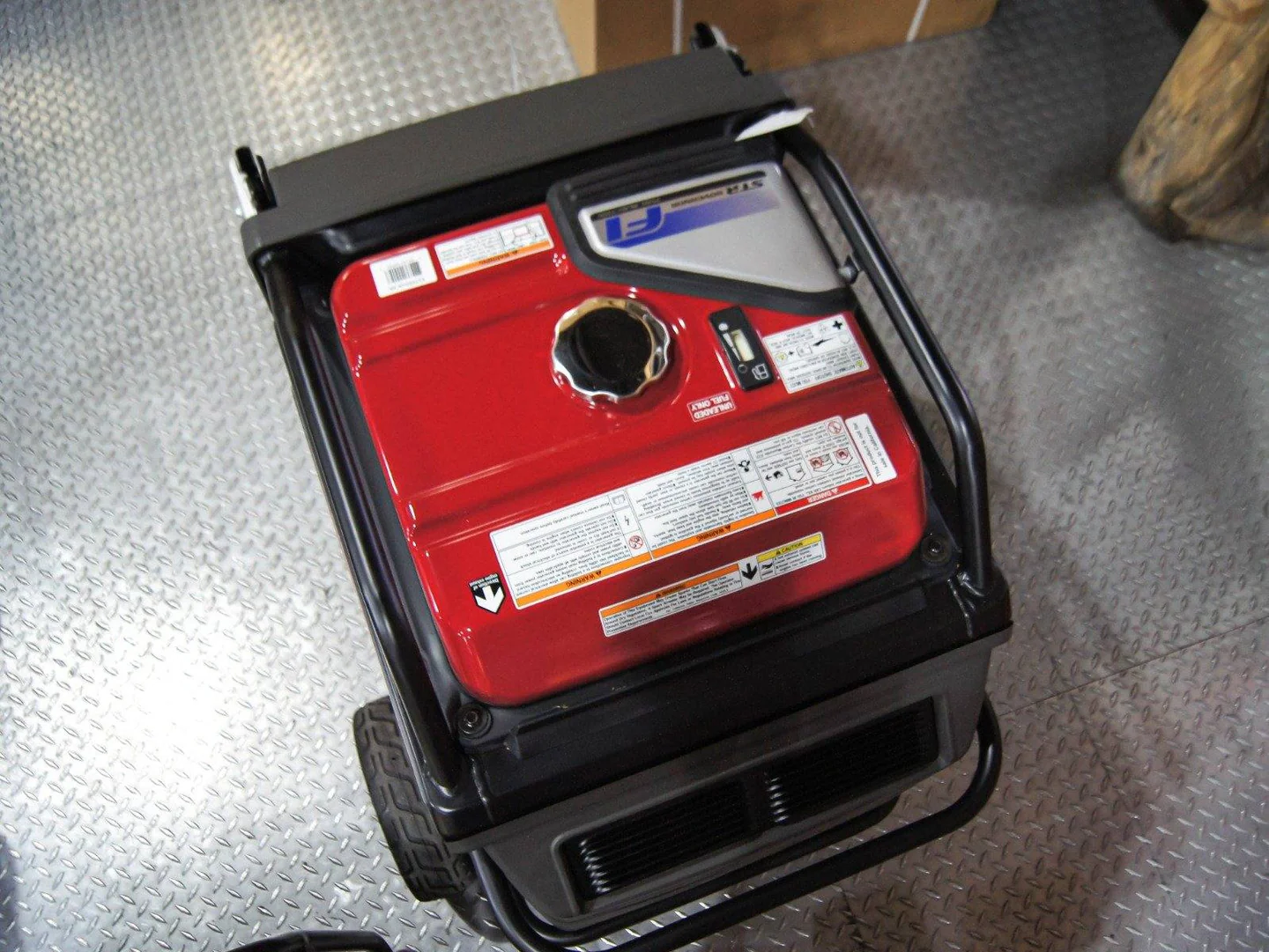 Model: Honda EU7000iS 7000 Watt Electric Fuel Injected Generator thumbnail 5