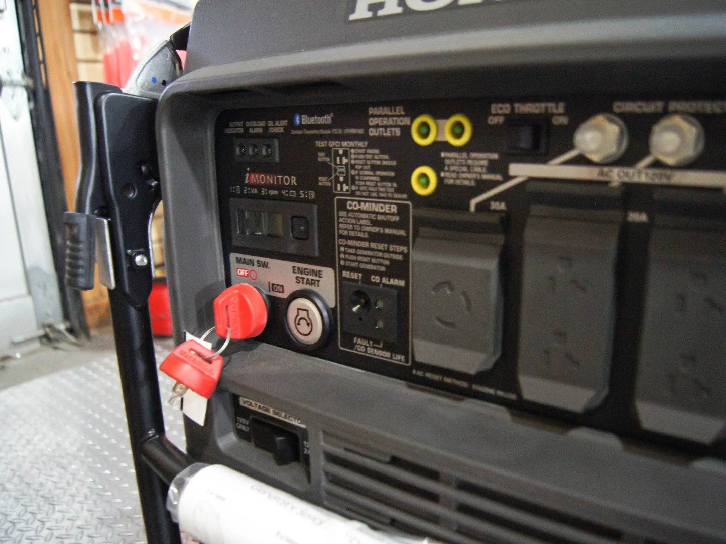Model: Honda EU7000iS 7000 Watt Electric Fuel Injected Generator thumbnail 4